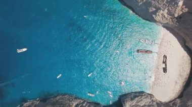 Yunanistan 'ın Zakynthos kentindeki ünlü Batık Koyu' nun 4K hava aracı videosu