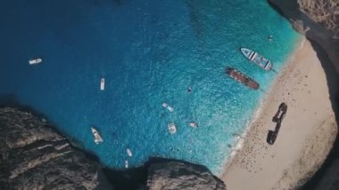 Yunanistan 'ın Zakynthos kentindeki ünlü Batık Koyu' nun 4K hava aracı videosu