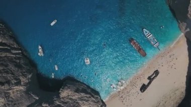 Yunanistan 'ın Zakynthos kentindeki ünlü Batık Koyu' nun 4K hava aracı videosu