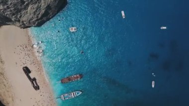 Yunanistan 'ın Zakynthos kentindeki ünlü Batık Koyu' nun 4K hava aracı videosu