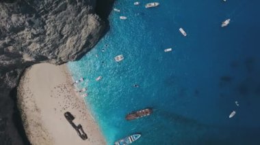 Yunanistan 'ın Zakynthos kentindeki ünlü Batık Koyu' nun 4K hava aracı videosu