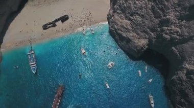 Yunanistan 'ın Zakynthos kentindeki ünlü Batık Koyu' nun 4K hava aracı videosu