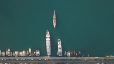 Zakynthos şehrinin 4K hava görüntüsü gün doğumu zamanı