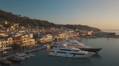 Zakynthos şehrinin 4K hava görüntüsü gün doğumu zamanı