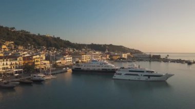 Zakynthos şehrinin 4K hava görüntüsü gün doğumu zamanı