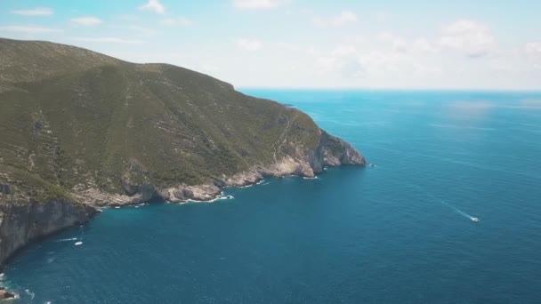 Aerial Drone video 4K del famoso Shipwreck Bay en Zakynthos, Grecia — Vídeo de stock