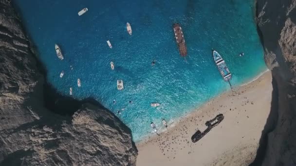 Yunanistan 'ın Zakynthos kentindeki ünlü Batık Koyu' nun 4K hava aracı videosu — Stok video