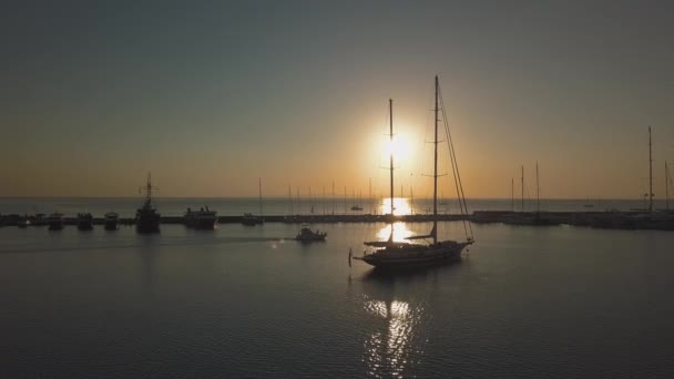 4K Flygfoto över Zakynthos stads soluppgång — Stockvideo