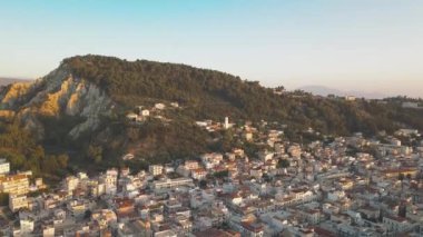 Zakynthos şehrinin 4K hava görüntüsü gün doğumu zamanı