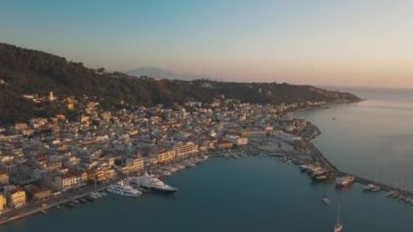 Zakynthos şehrinin 4K hava görüntüsü gün doğumu zamanı