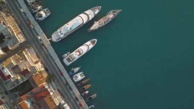 Zakynthos şehrinin 4K hava görüntüsü gün doğumu zamanı