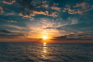 Letonya 'daki Baltık Denizi' nde gün batımı Jurmala Daugava