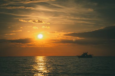 Letonya 'daki Baltık Denizi' nde gün batımı Jurmala Daugava
