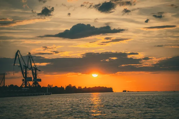 O fragata Shtandar em tempo calmo vela horário de pôr do sol Riga Letónia — Fotografia de Stock