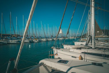 Turkuaz berrak su plajı yatlarla seyahat Katamaran İyon Denizi, Yunanistan