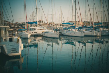 Turkuaz berrak su plajı yatlarla seyahat Katamaran İyon Denizi, Yunanistan