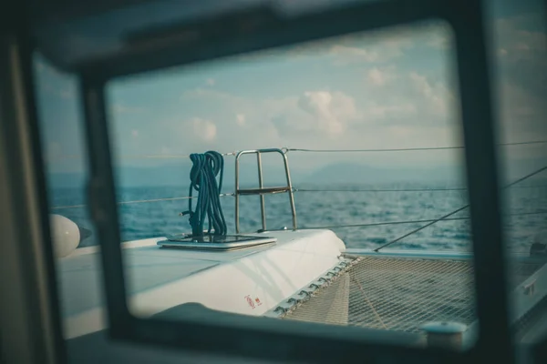 Γαλαζοπράσινα Πεντακάθαρα Νερά Ταξιδεύουν Γιοτ Καταμαράν Ιωνική Θάλασσα Ελλάδα — Φωτογραφία Αρχείου