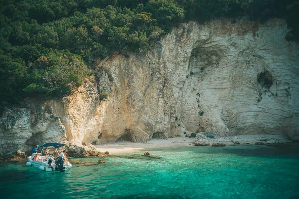 Viajar ao redor da Grécia iates no mar Jônico — Fotografia de Stock