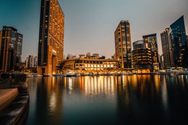 Dubai Marina ile güzel şehir günbatımı zamanı