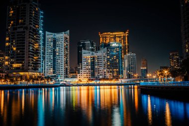 Aydınlatılmış gökdelenleri olan muhteşem bir gece gökyüzü. Dubai, BAE