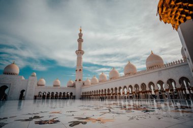 Büyük Sheik Zayed Camisi alacakaranlıkta, Abu Dhabi, Birleşik Arap Emirlikleri