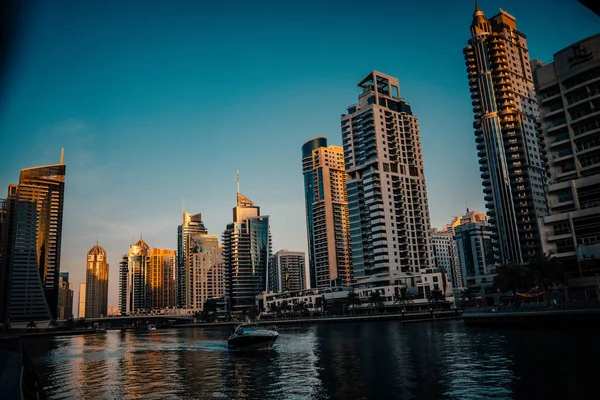 Дубай Марина с красивым временем захода солнца в городе — стоковое фото