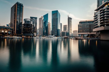Dubai Marina ile güzel şehir günbatımı zamanı