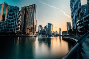 Dubai Marina ile güzel şehir günbatımı zamanı