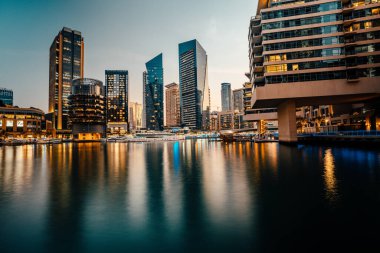 Dubai Marina ile güzel şehir günbatımı zamanı