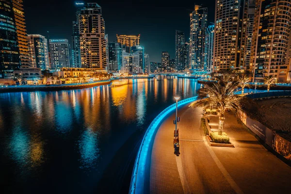 ライトアップされた高層ビルが並ぶ幻想的な夜景。ドバイ、アラブ首長国連邦 — ストック写真