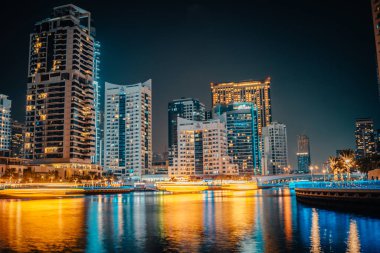 Aydınlatılmış gökdelenleri olan muhteşem bir gece gökyüzü. Dubai, BAE