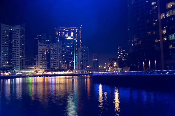 Fantastická noční obloha s osvětlenými mrakodrapy. Dubaj, SAE — Stock fotografie