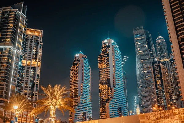 ライトアップされた高層ビルが並ぶ幻想的な夜景。ドバイ、アラブ首長国連邦 — ストック写真