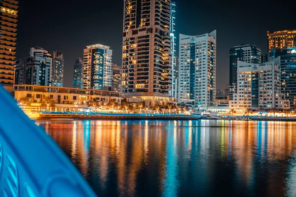 Ночной пейзаж с подсвеченными небоскребами. Дубай, ОАЭ — стоковое фото