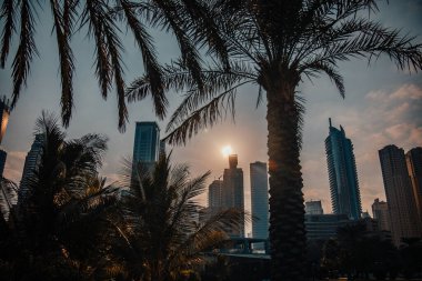 Dubai Marina ile güzel şehir günbatımı zamanı