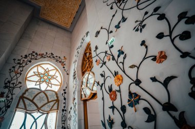 ABU DHABI Ulu Camii veya Şeyh Zayed Ulu Camii, ülkenin en büyük camii, her gün, cuma ve bayram namazları için en önemli ibadethane. Popüler turizm merkezi