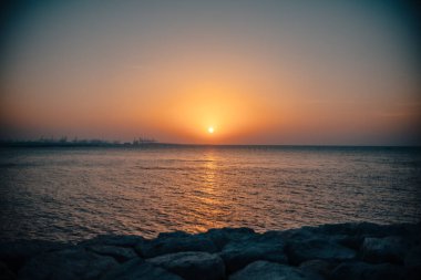 Dubai şehir merkezi ve şeyh Zayed, gün batımından önce renkli gökyüzü, Birleşik Arap Emirlikleri ile kesişiyorlar.