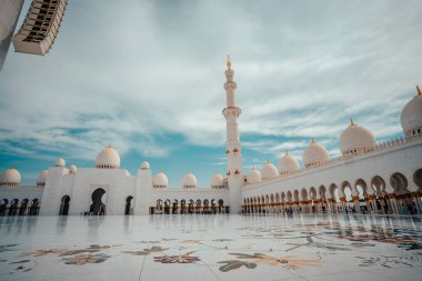 ABU DHABI Ulu Camii veya Şeyh Zayed Ulu Camii, ülkenin en büyük camii, her gün, cuma ve bayram namazları için en önemli ibadethane. Popüler turizm merkezi