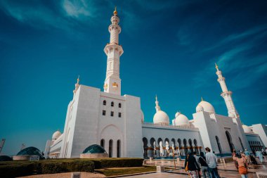 ABU DHABI Ulu Camii veya Şeyh Zayed Ulu Camii, ülkenin en büyük camii, her gün, cuma ve bayram namazları için en önemli ibadethane. Popüler turizm merkezi