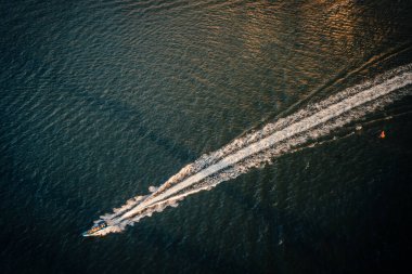 Dubai şehir merkezi gece sahnesi, BAE, güzel modern binalar, parlak ışıklar, lüks seyahat ve turizm.