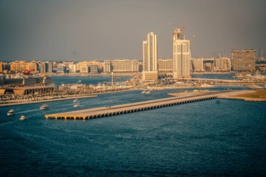 Dubai şehir merkezi gece sahnesi, BAE, güzel modern binalar, parlak ışıklar, lüks seyahat ve turizm.
