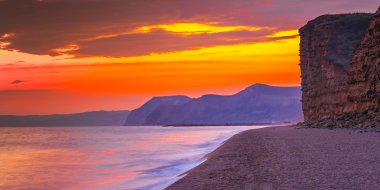 Dorset İngiltere'de plaj gün batımı bridport