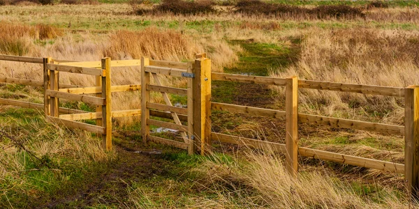 Kissing gate open field — Stock Photo, Image