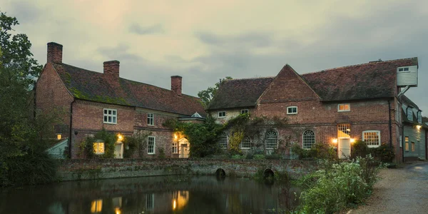 Oude molen in de buurt van de vijver — Stockfoto