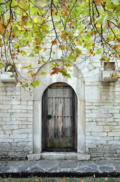 Puerta vieja bajo el sicómoro — Foto de Stock