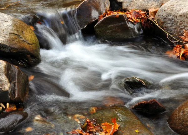 Pequeña cascada entre las rocas —  Fotos de Stock