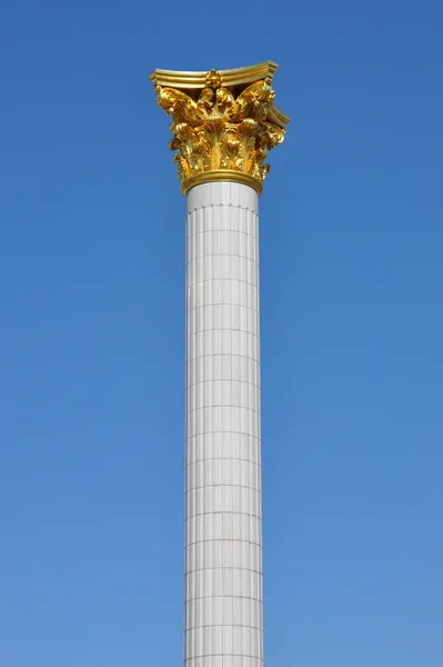Колонна с золотым орнаментом — стоковое фото