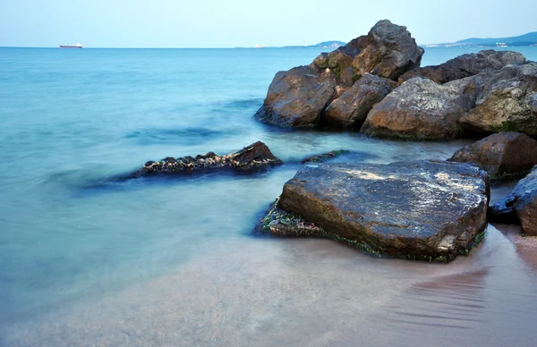 Havsstranden med stenar i vattnet — Stockfoto