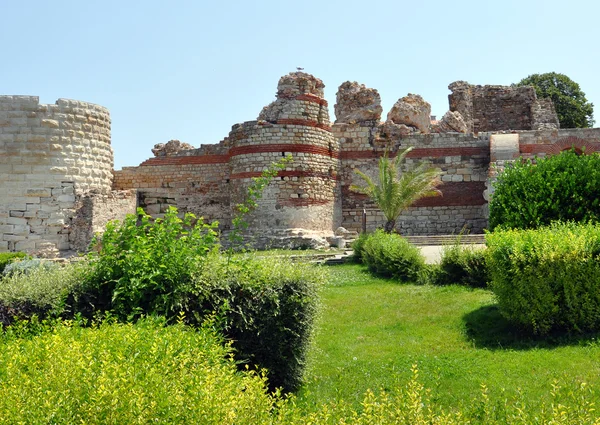 Antiguas ruinas en un día soleado — Foto de Stock
