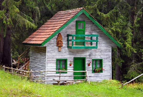 Pequeña casa de madera — Foto de Stock